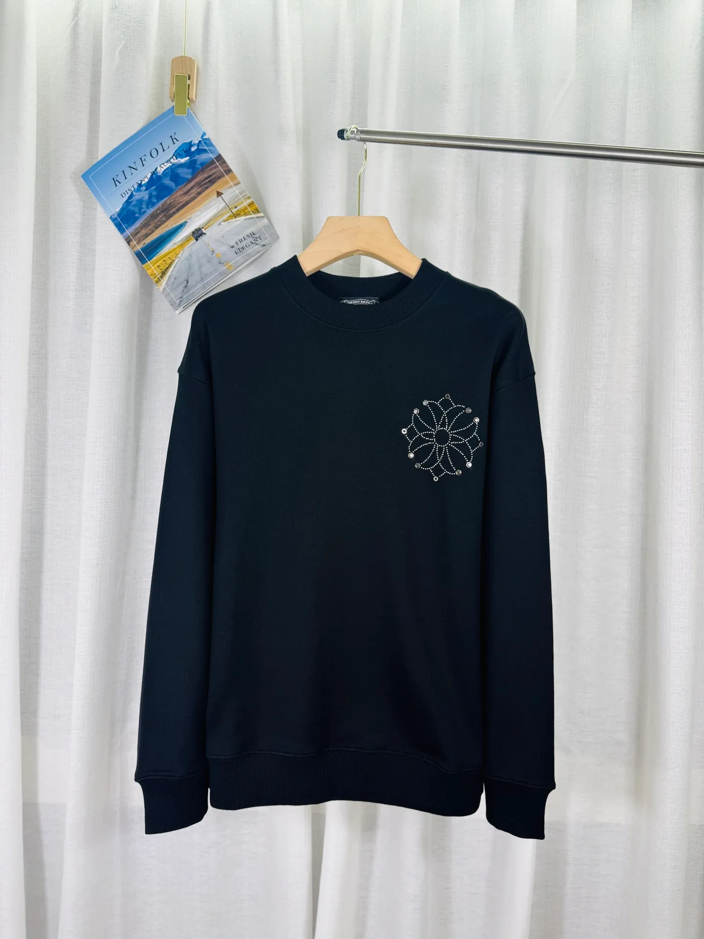 P250 top version, real shot without P, ​​different from market currency) 𝗖𝗵𝗿𝗼𝗺𝗲 𝗛𝗲𝗮𝗿𝘁𝘀/Croxin 2025 Autumn and Winter New Original Single Counter American 3D Rivets and Stickers Couple Casual Sweater 👑The highest version! Customized fabric 430g tripe terry fabric! American-style pickled and distressed original fabric, laser-burned flowers, rivets and diamonds, exquisite embroidery of letters! The best-selling model in the counter, very comfortable to wear. Accessories: original molded and authenticated collar label➕100% silk wash label. Genuine purchase-grade original hangtag➕matching hanging rope➕3D hanging beads➕original packaging bag. Craftsmanship: The original version has consistent wiring! The highest version of the armhole matching technique! Color: Red Black Size: S M L XL Style No.: 9334